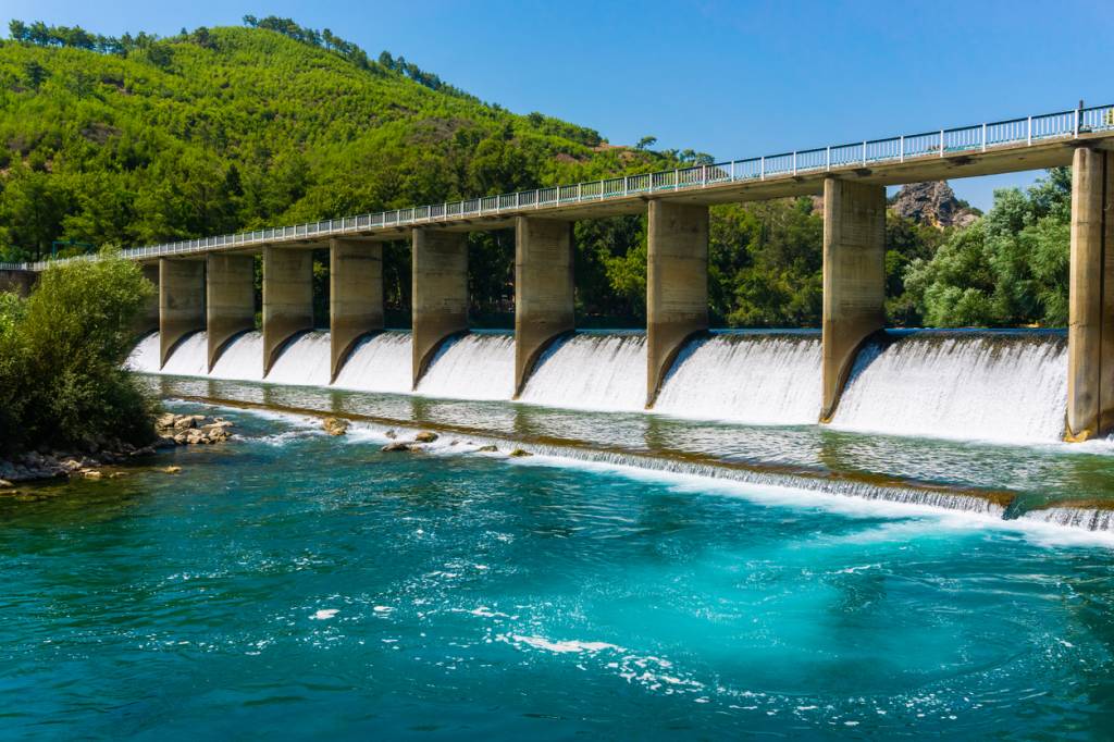 barrage cours d'eau