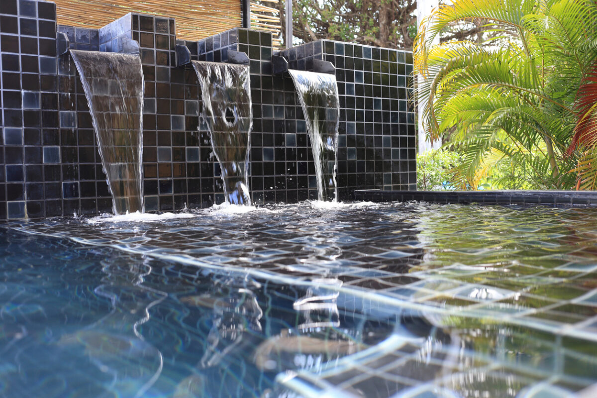 Carrelage effet pierre de Bali : comment faire le bon choix pour votre piscine ?