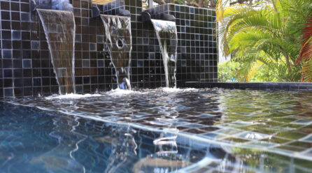Carrelage effet pierre de Bali : comment faire le bon choix pour votre piscine ?