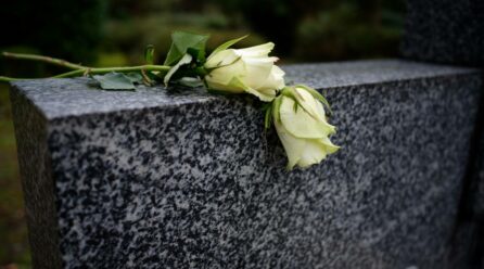 Créer une plaque funéraire personnalisée : ce que vous devez savoir