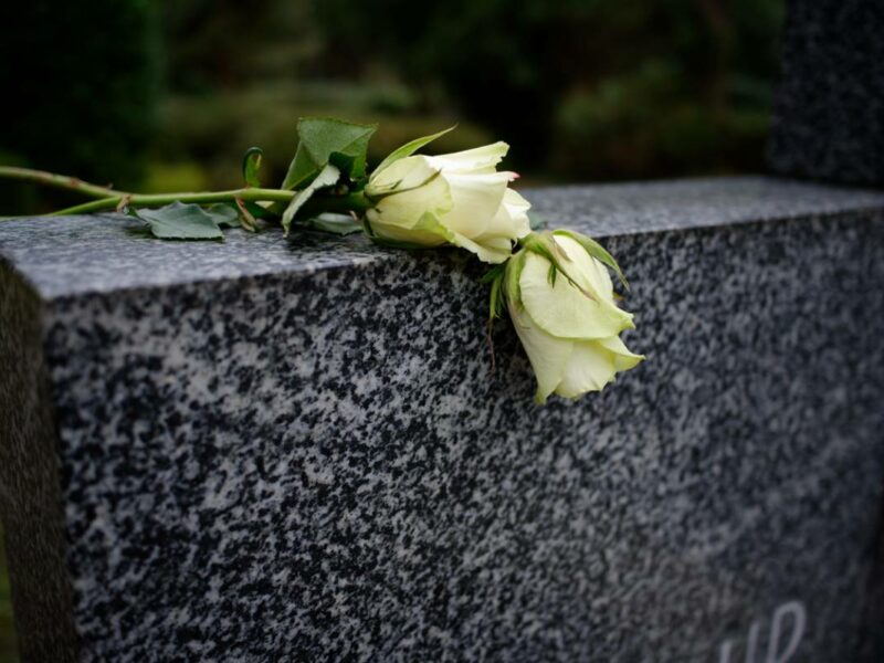 Créer une plaque funéraire personnalisée : ce que vous devez savoir
