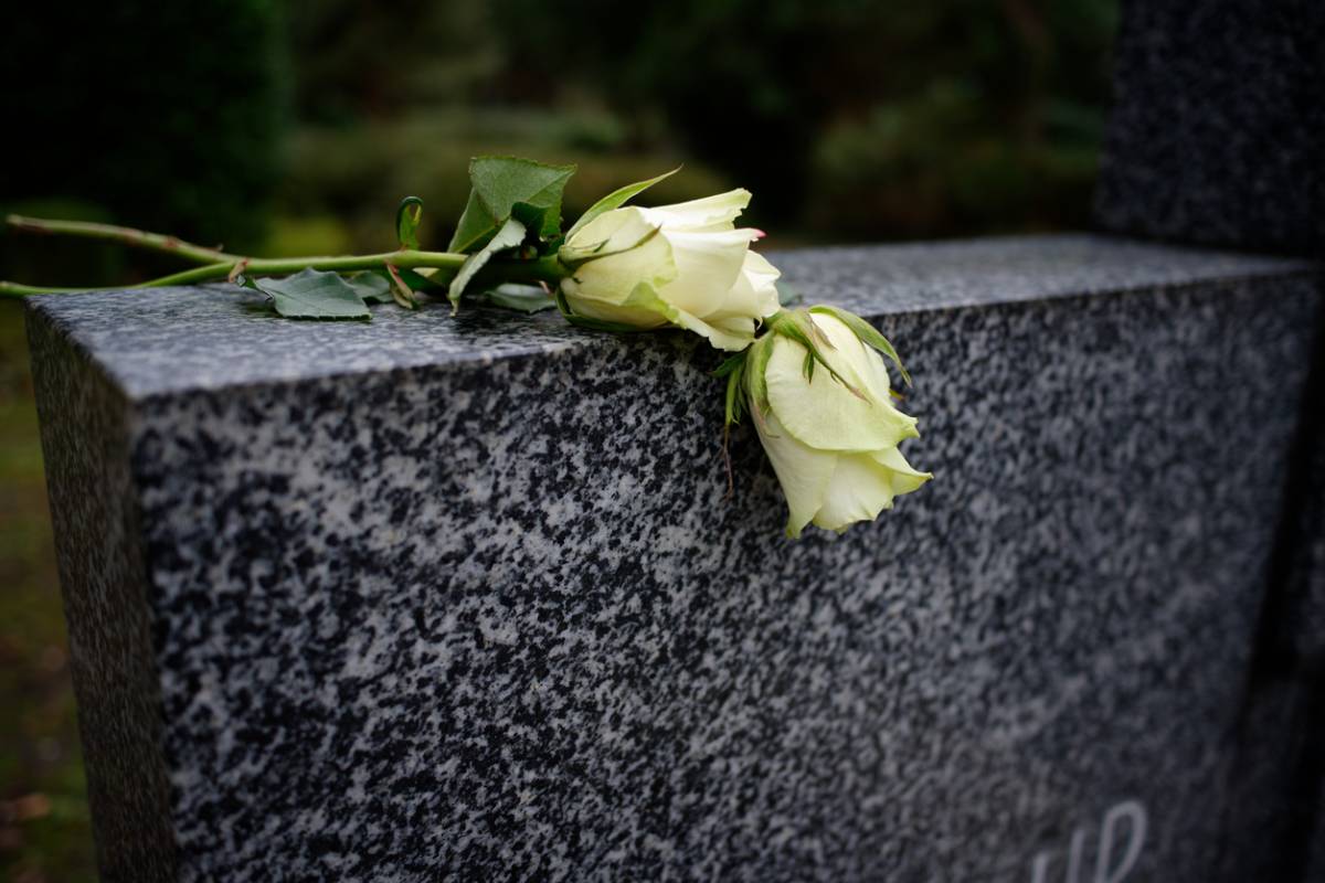 Créer une plaque funéraire personnalisée : ce que vous devez savoir