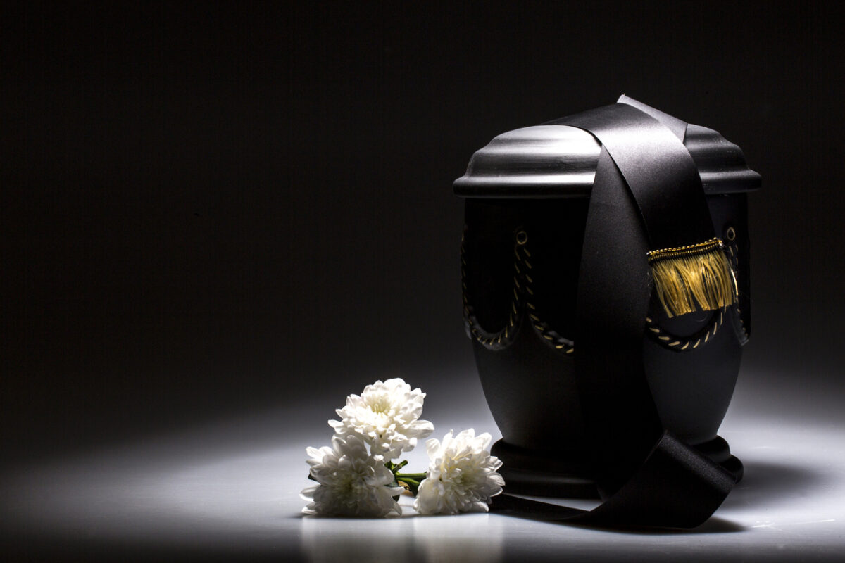 Le décès d’un proche, un moment difficile : comment choisir l’urne funéraire ?