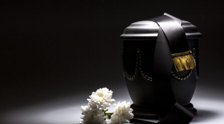 Le décès d’un proche, un moment difficile : comment choisir l’urne funéraire ?