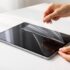 découvrez comment protéger l'écran de votre tablette après le nettoyage en utilisant un film protecteur adapté et en ajustant les réglages pour une meilleure durabilité.