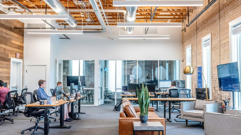 des professionnels travaillant dans un espace de coworking