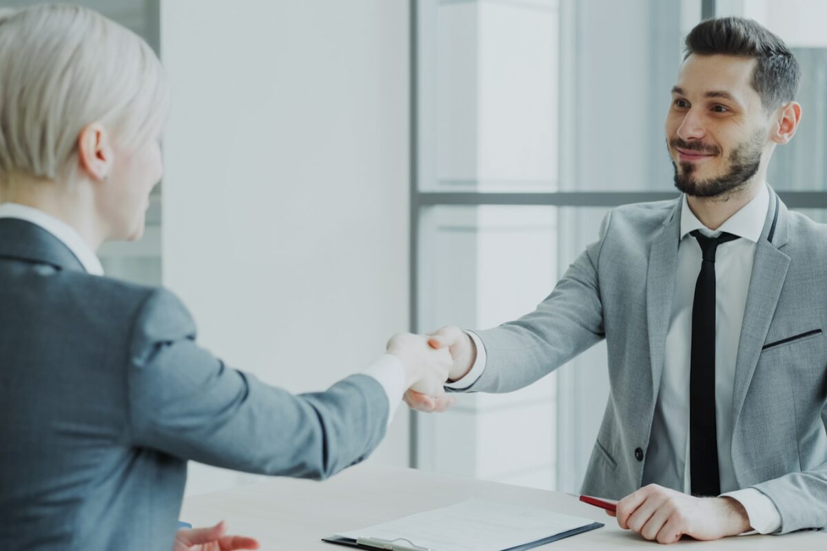 Creativité et sincérité : comment remercier quelqu’un pour son aide professionnelle