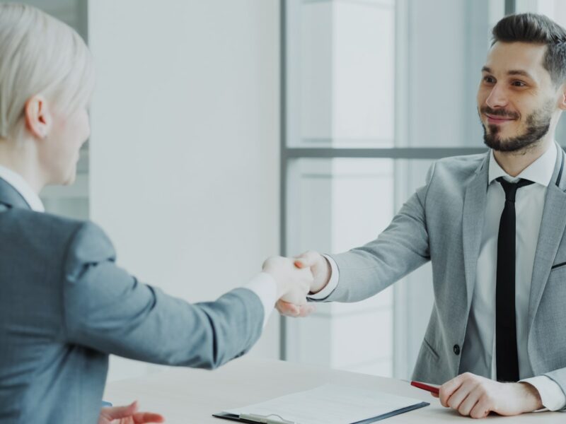 Creativité et sincérité : comment remercier quelqu’un pour son aide professionnelle