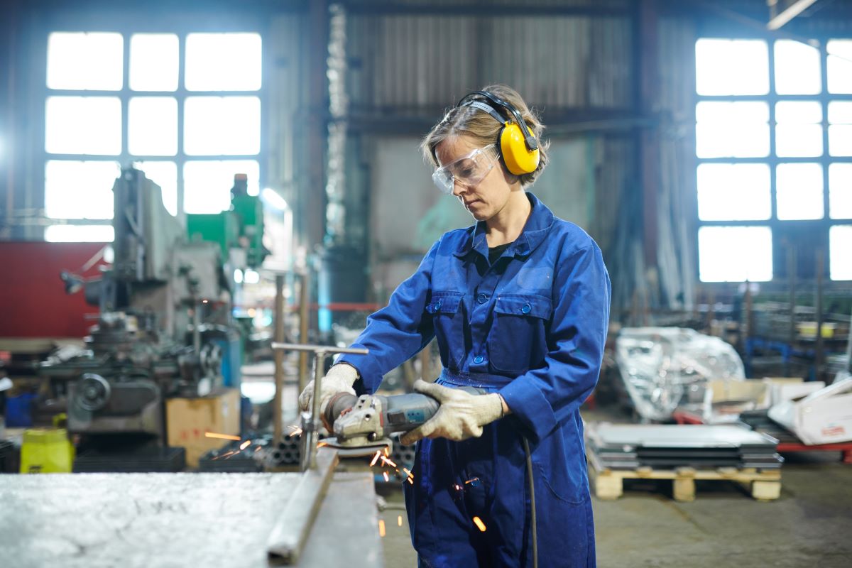 Les métiers manuels pour femmes qui recrutent : quels secteurs sont en croissance ?