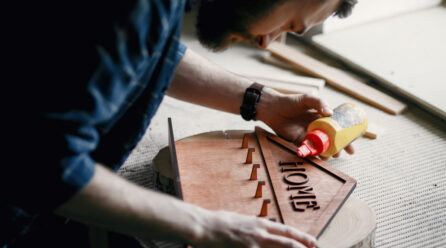 Tout savoir sur les services de personnalisation de plaques professionnelles
