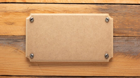 Comment une plaque professionnelle personnalisée booste-t-elle la visibilité de votre cabinet ou bureau ?