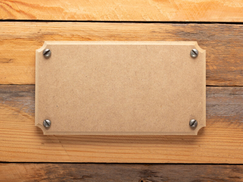 Comment une plaque professionnelle personnalisée booste-t-elle la visibilité de votre cabinet ou bureau ?