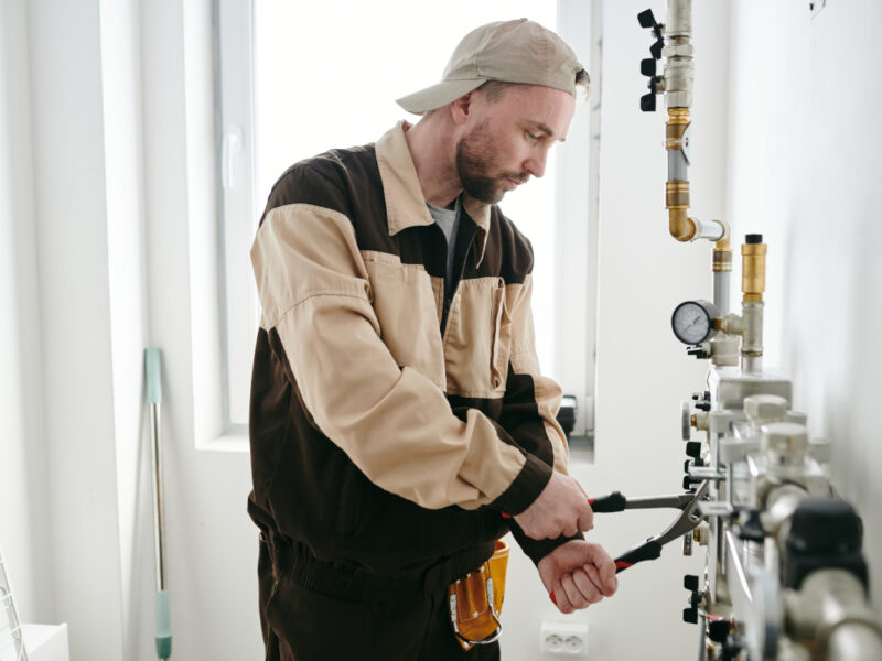 Les outils indispensables pour un plombier-chauffagiste débutant